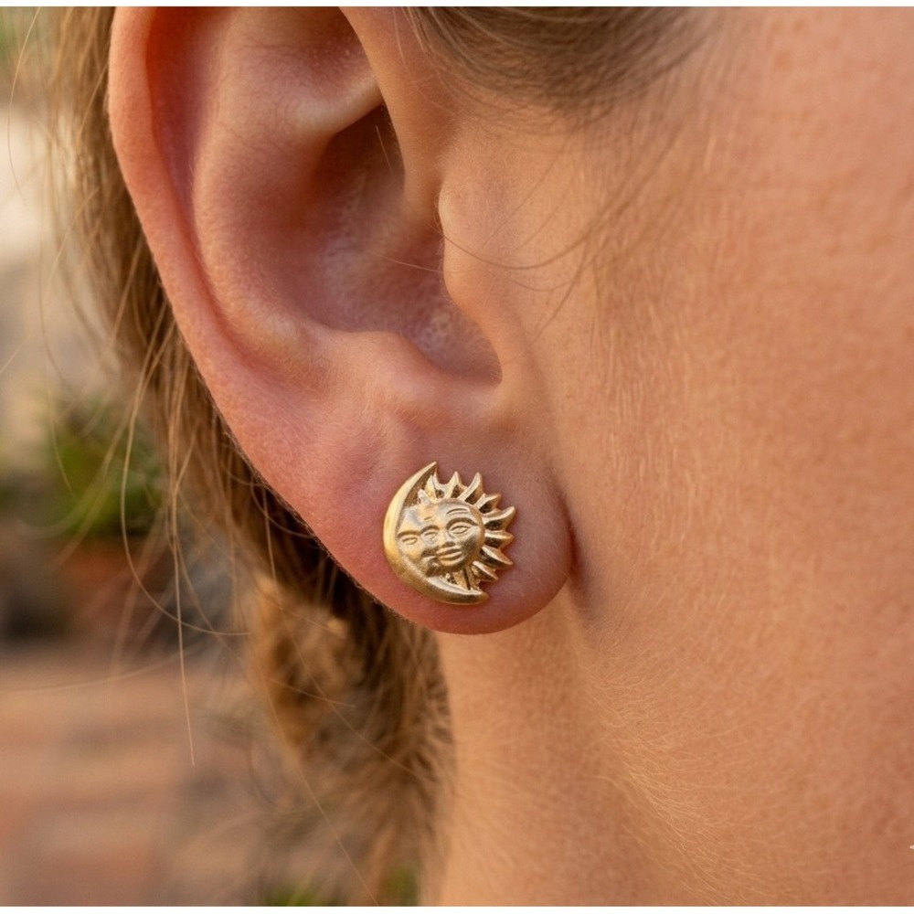 Women's 14K Gold Sun & Moon Smiling Faces Stud Earrings Jewelry **
